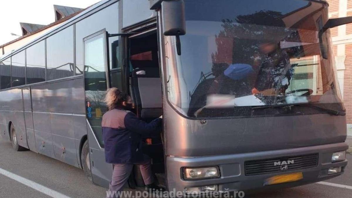 autocar-cu-destinatia-franta--oprit-la-frontiera--un-pasager-a-fost-dat-joi-cu-tot-cu-bagaje-si-amendat