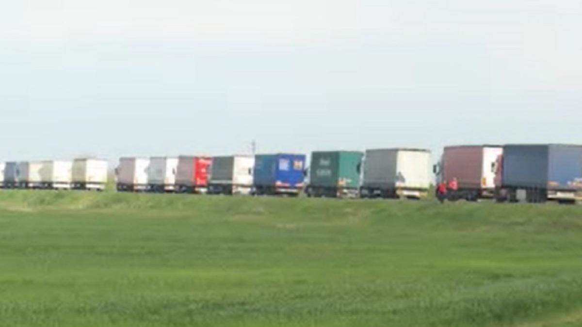 cozi-interminabile-la-granita-de-vest-a-romaniei--timpii-de-asteptare-au-ajuns-si-la-10-ore-speram-ca-de-pasti-sa-ajungem-la-familii-2