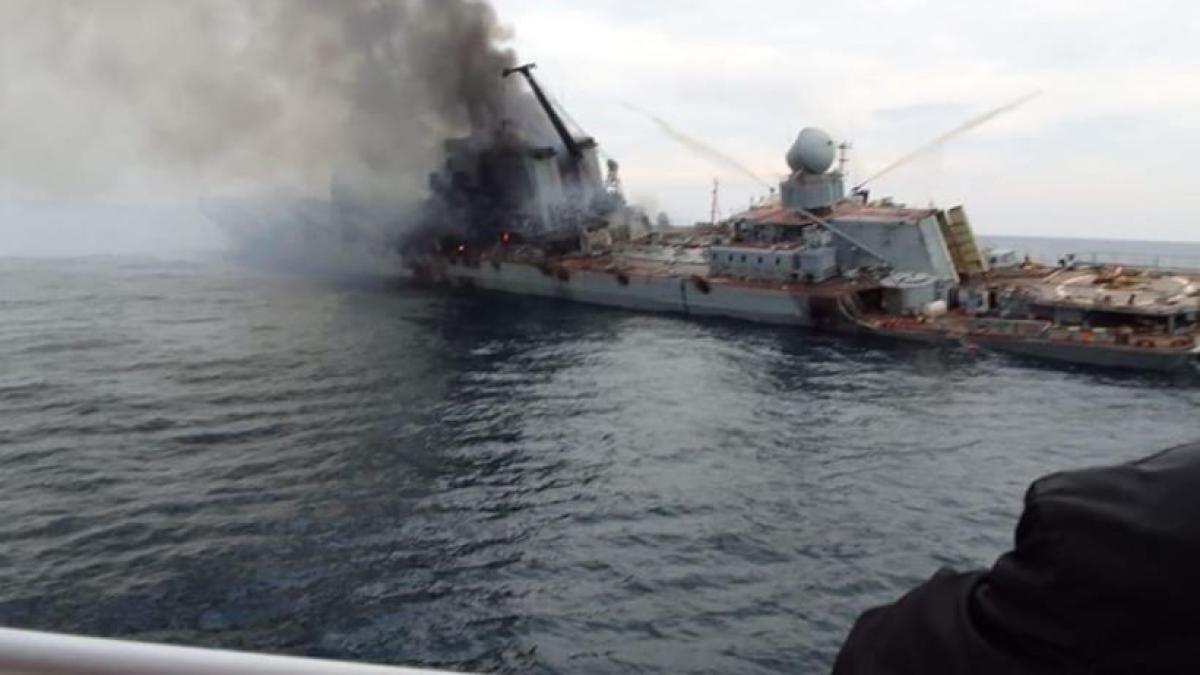 primele-imagini-cu-crucisatorul-moscova-in-flacari--inainte-de-a-se-scufunda