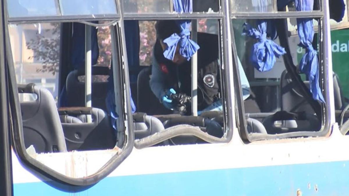 autobuz--aruncat-in-aer--o-persoana-a-murit--iar-alte-3-au-fost-ranite--atentat-cu-bomba-in-turcia