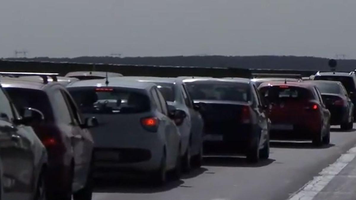 coada-kilometrica-pe-autostrada-a2--pe-sensul-spre-constanta--o-macara-a-ramas-suspendata-dupa-ce-a-acrosat-parapetul