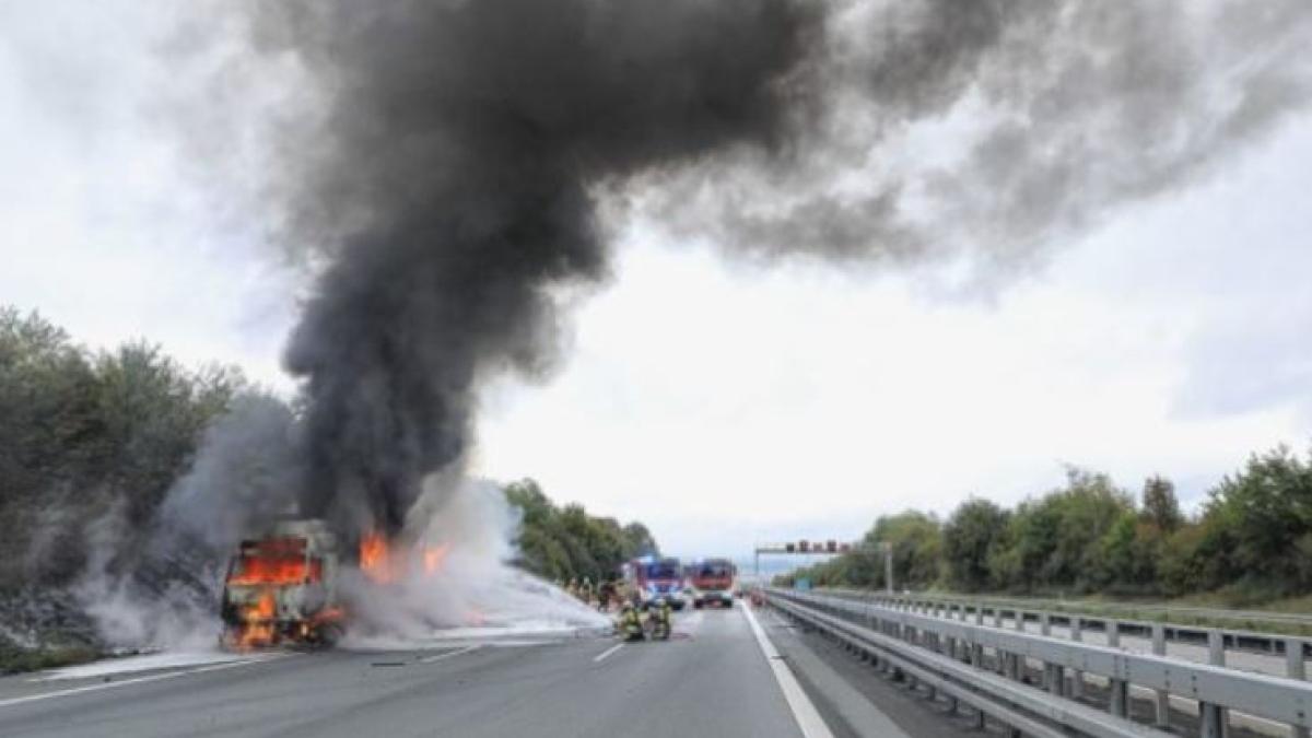 germania--sofer-roman--in-pericol-dupa-ce-remorca-camionului-a-luat-foc-pe-autostrada-a4