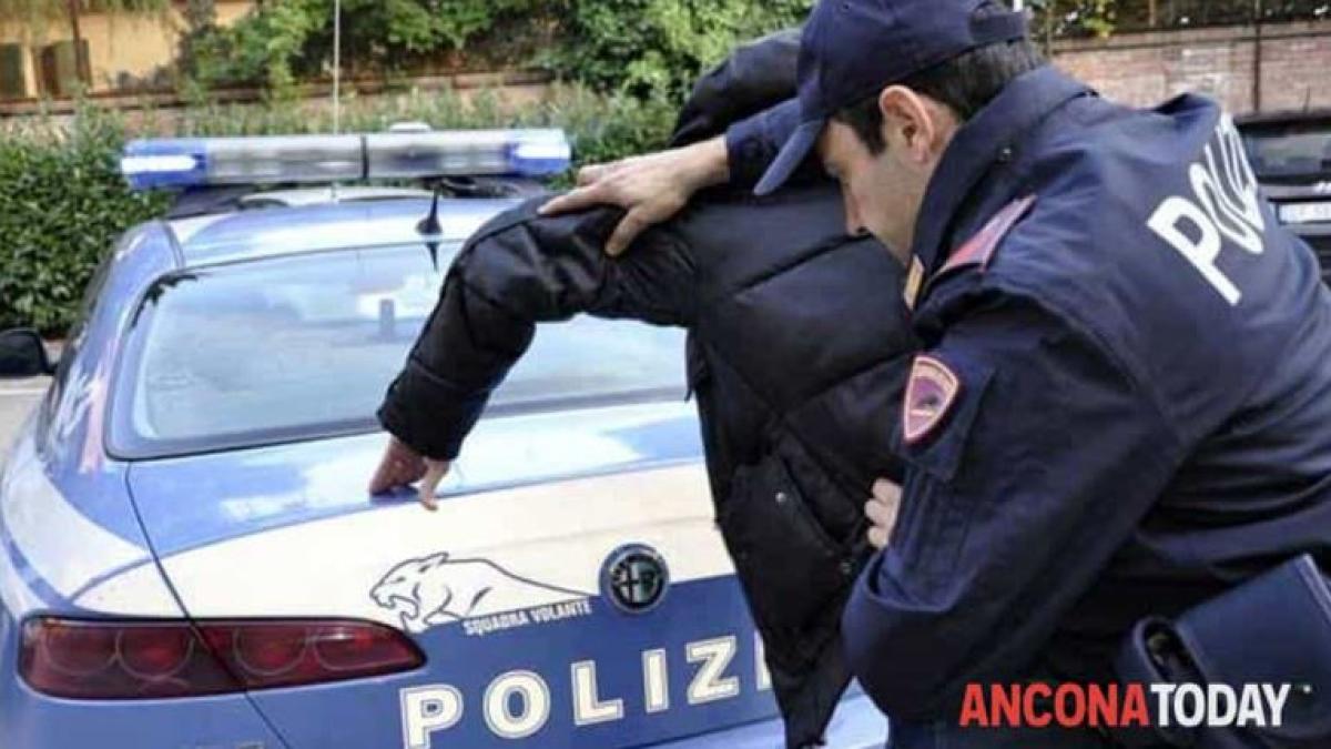 italia--un-roman-a-ajuns-la-inchisoare--dupa-ce-a-furat-un-parfum--ce-au-descoperit-politistii-cand-au-deschis-baza-de-date