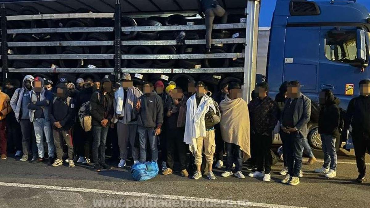 doua-automarfare--oprite-la-frontiera--zeci-de-migranti--depistati-de-politisti--in-semiremorci