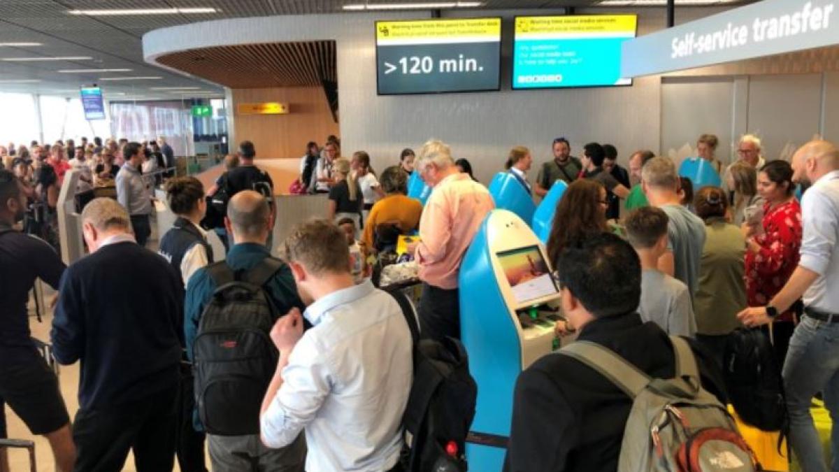 probleme-grave-pe-aeroportul-din-amsterdam--provocate-de-o-greva-spontanaprc-c2prc-a0