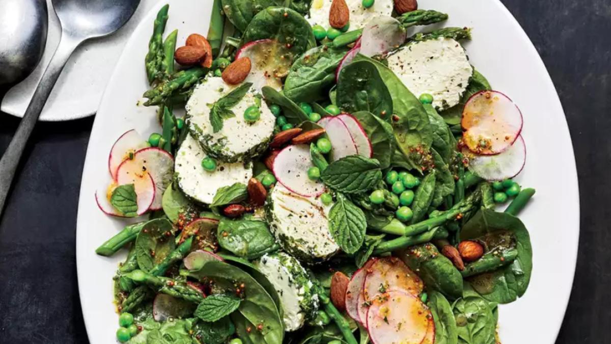 salata-de-primavara-cu-baby-spanac--mazare-si-branza-de-capra