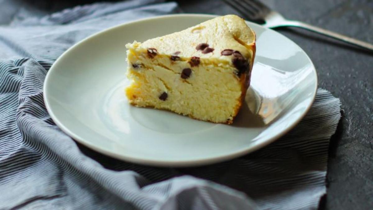 tarta-cu-ricotta-si-lamaie-fara-faina--lapte-si-praf-de-copt--o-felie-are-doar-105-de-caloriiprc-c2prc-a0prc-c2prc-a0