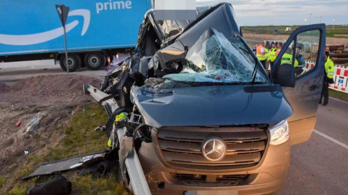 austria--un-roman-beat-a-intrat-cu-furgoneta-intr-un-camion--ambii-soferi-sunt-angajati-la-amazon