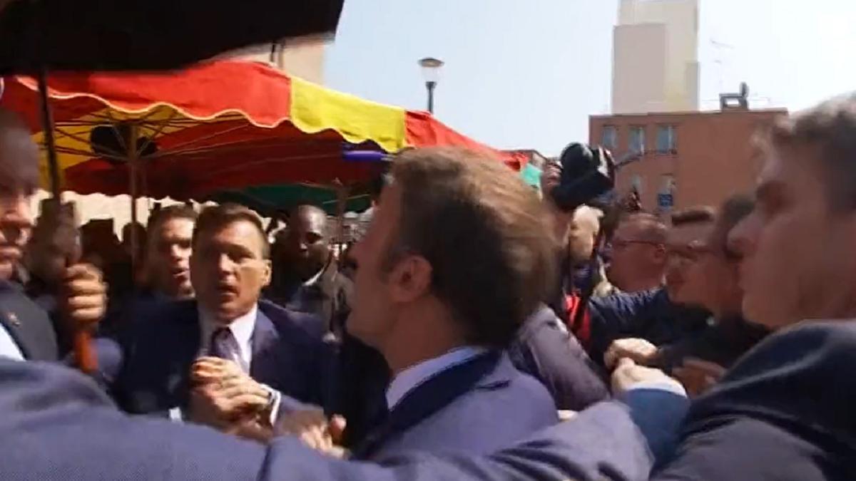 macron--atacat-cu-rosii-la-prima-iesire-printre-francezi-dupa-ce-a-obtinut-al-doilea-mandat-de-presedinte---video