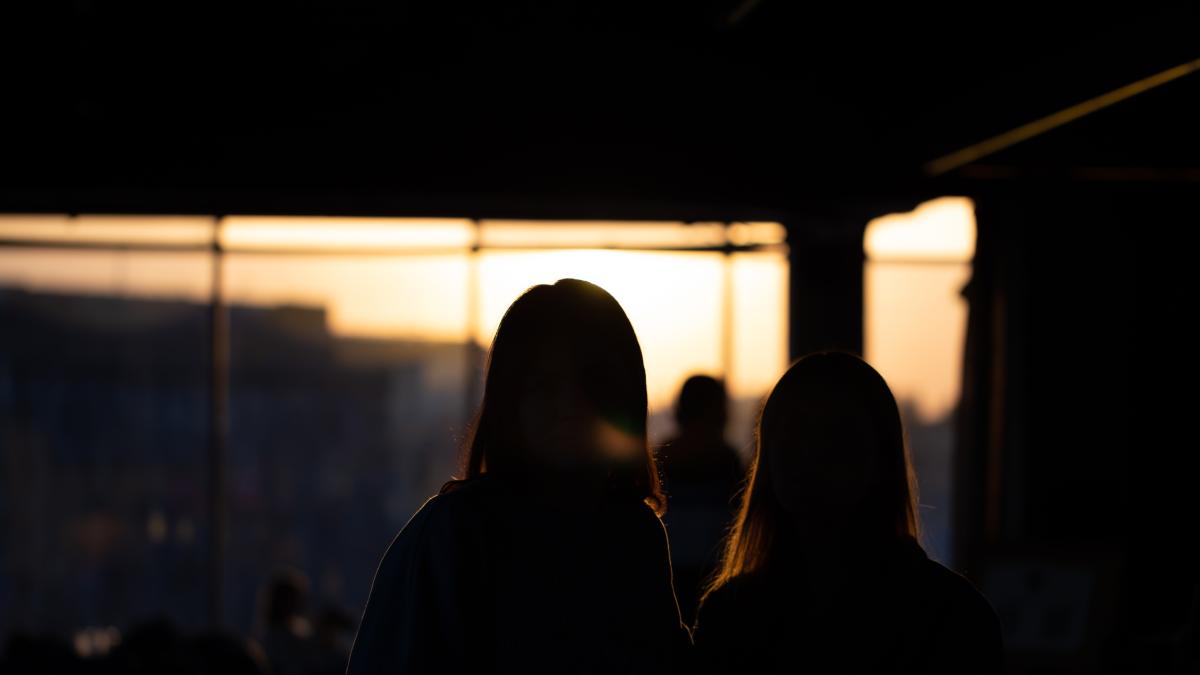 un-barbat-s-a-dat-drept-fata-pentru-a-atrage-80-de-copii-in-industria-pentru-adulti