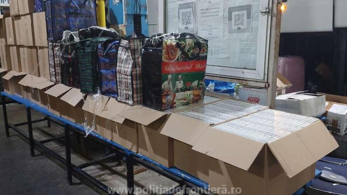 autocar--in-drum-spre-italia--oprit-la-frontiera--dosare-penale-pentru-doi-soferi--care-transportau-tigari-de-contrabanda