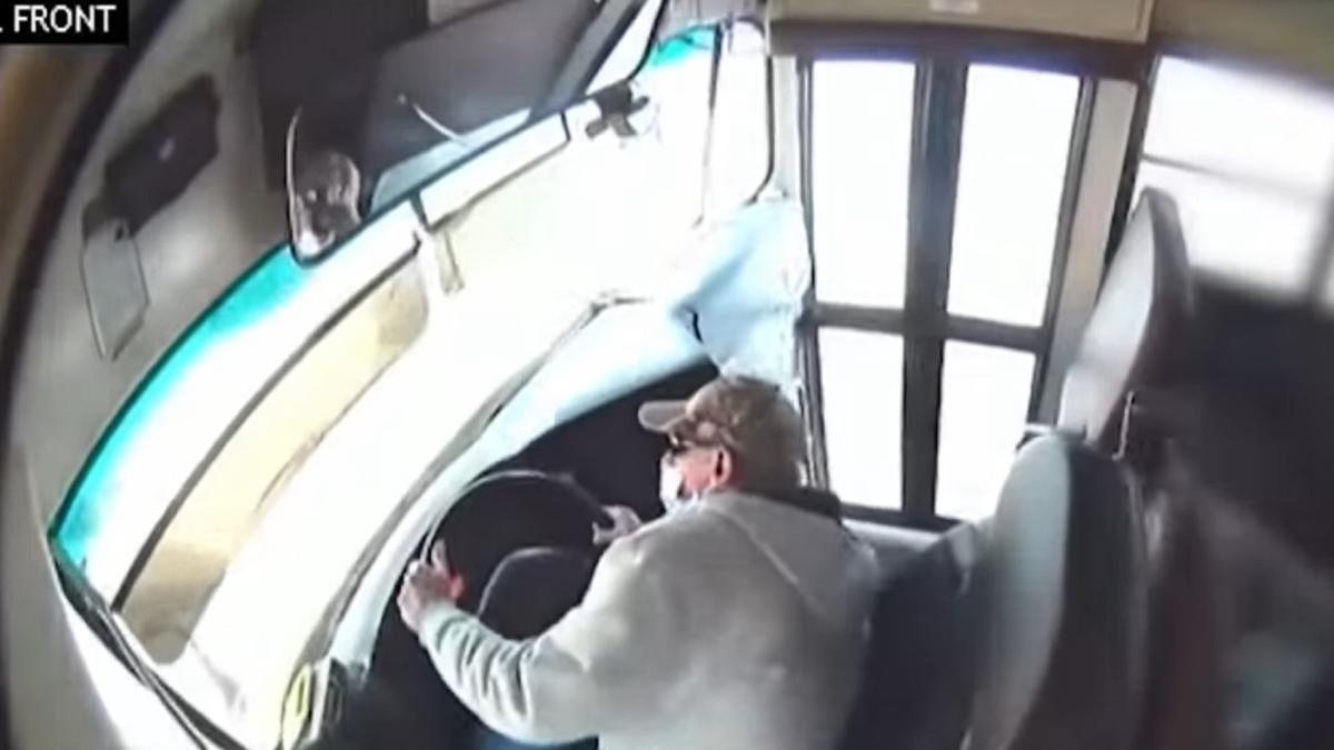 un-autobuz-in-care-se-aflau-23-de-elevi-s-a-rasturnat--sapte-victime---video