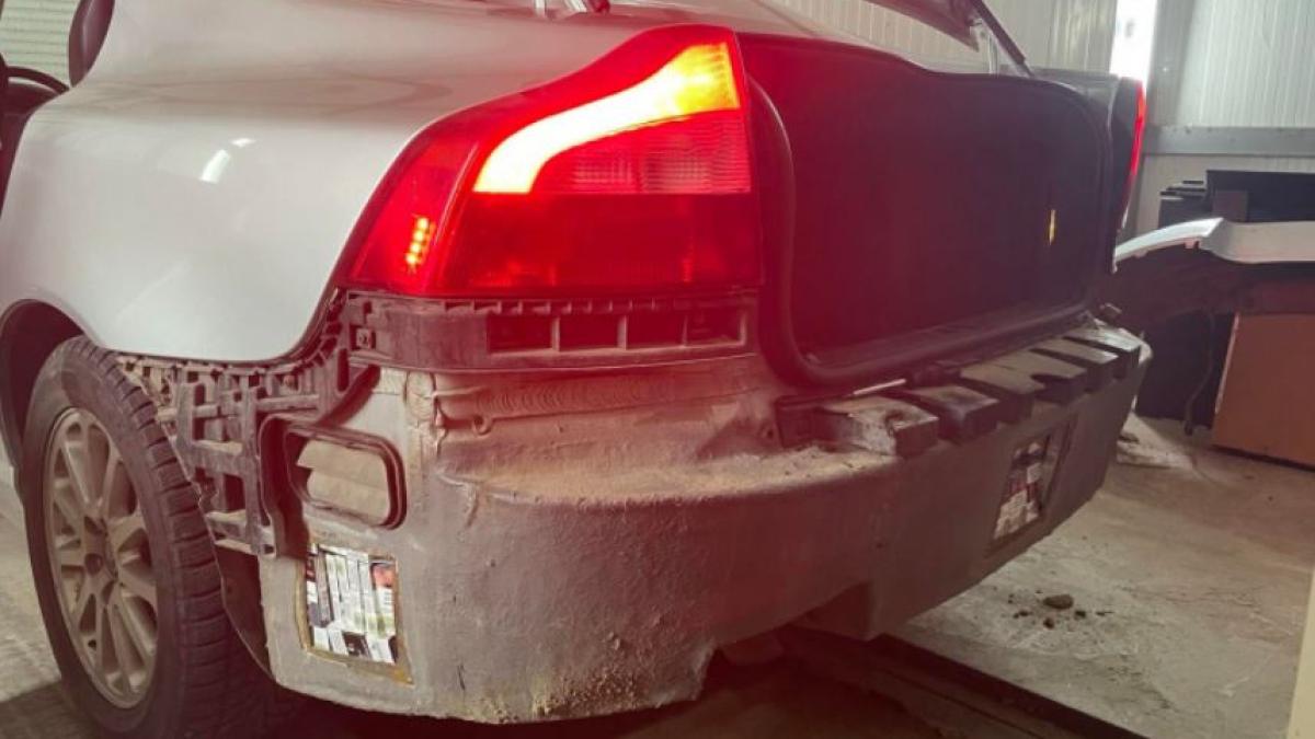 automobil--oprit-la-frontiera--soferul-ascunsese-o-comoara-in-peretii-masinii