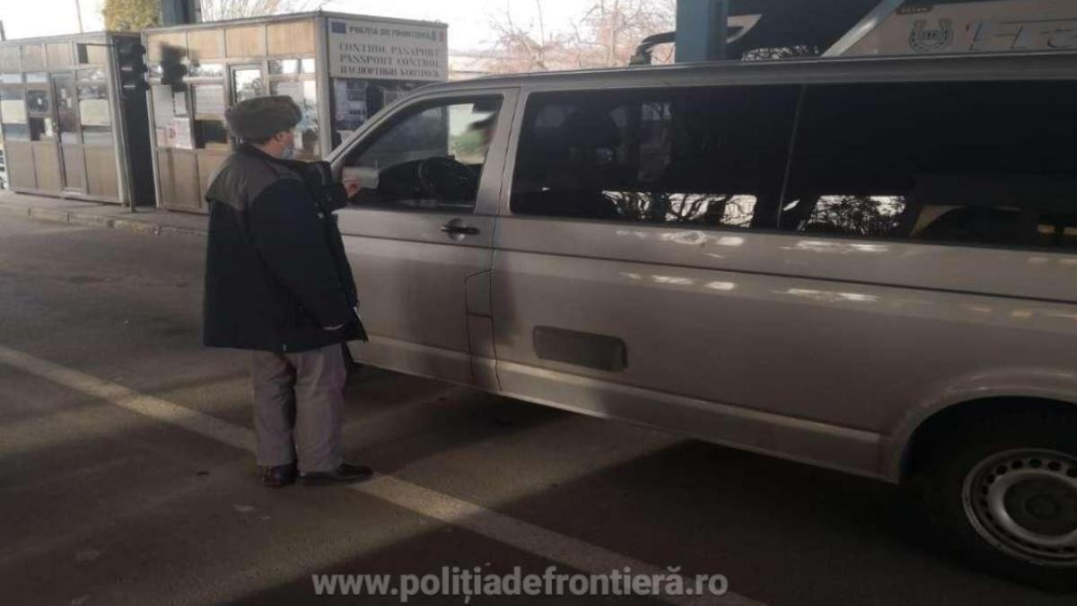 microbuz--verificat-la-frontiera--un-pasager-a-fost-dat-jos-si-luat-la-intrebari--dupa-ce-politistii-i-au-verificat-bagajul