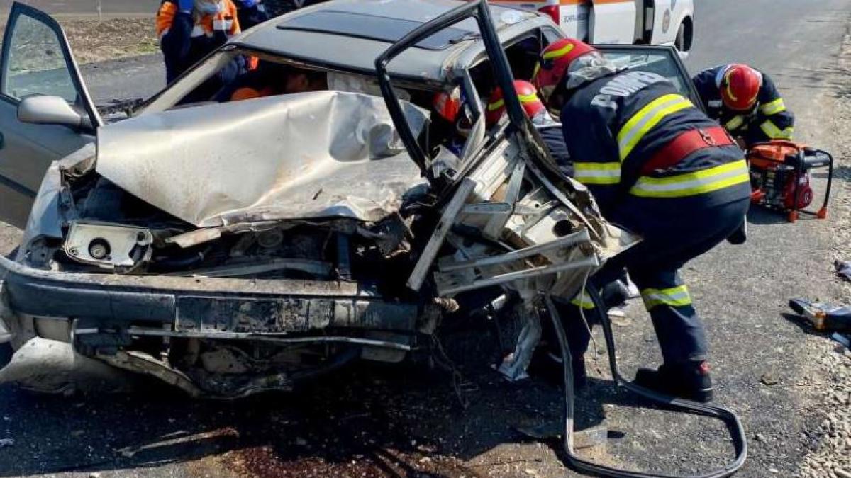 patru-persoane-au-fost-ranite--coliziune-frontala-intre-un-autoturism-si-o-autoutilitara-de-la-drumuri-nationale--sursa---isu-botosani
