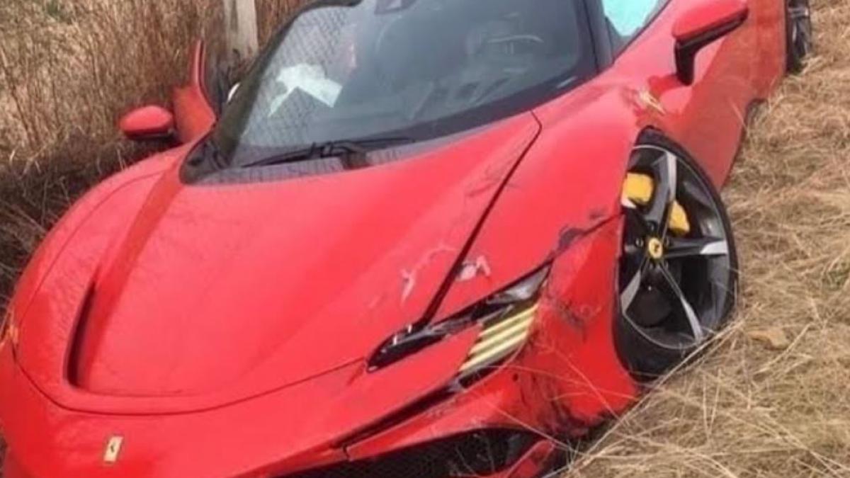 un-automobil-dacia-duster-a-trimis-un-ferrari-sf90-drept-in-sant--pagube-de-jumatate-de-milion-de-euro