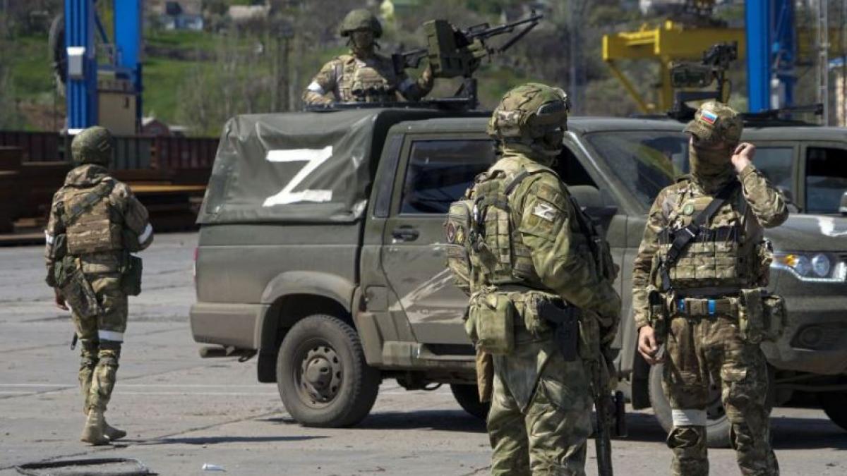 rusii-pregatesc-parada-de-9-mai-in-mariupolul-distrus-ocupantii-curata-strazile-centrale-de-moloz-si-munitie