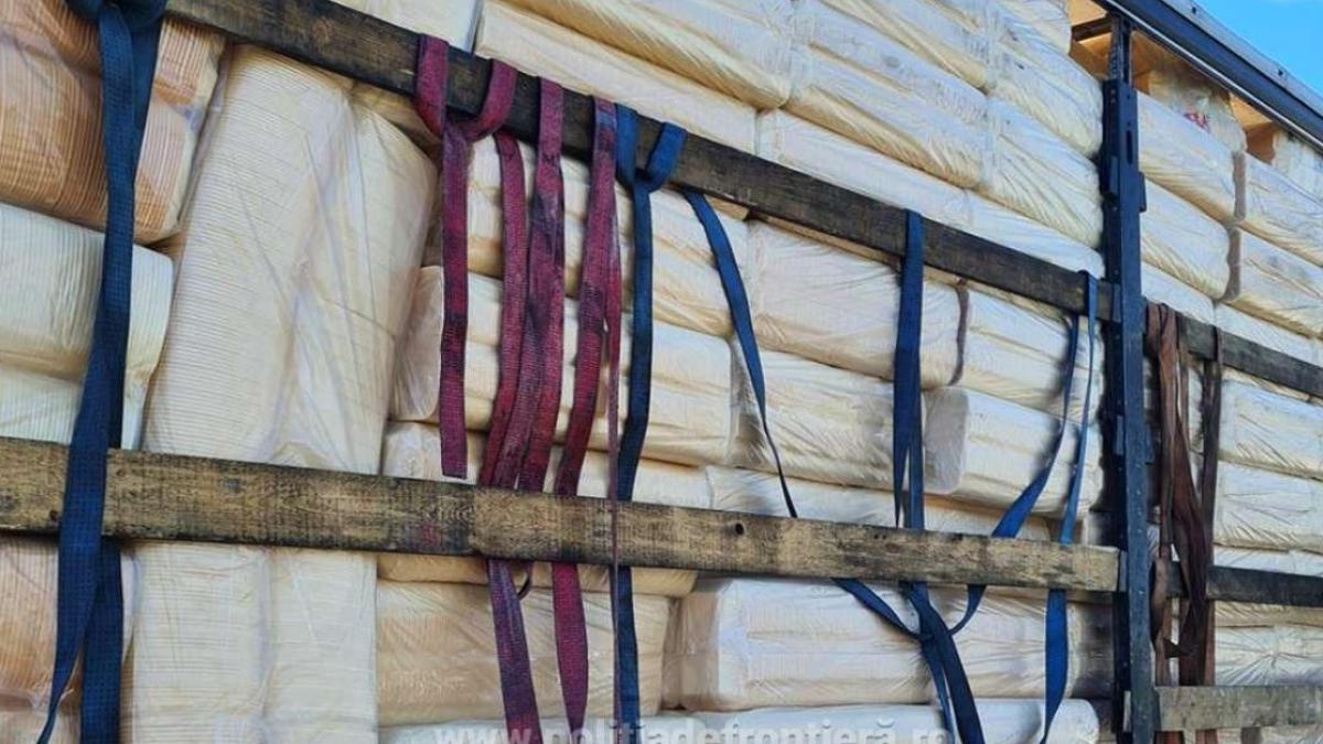 camion--verificat-la-iesire-din-tara--ce-au-gasit-politistii-printre-caserolele-de-plastic-transportate