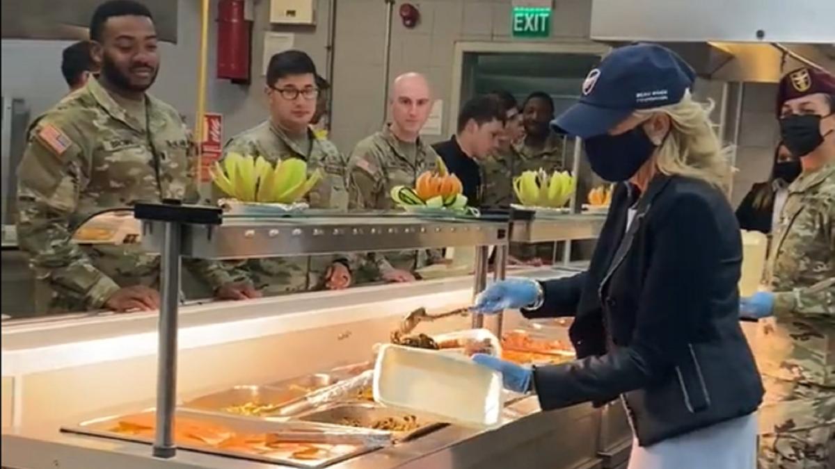 jill-biden-le-a-servit-mancare-militarilor-americani-de-la-baza-de-la-mihail-kogalniceanu---video