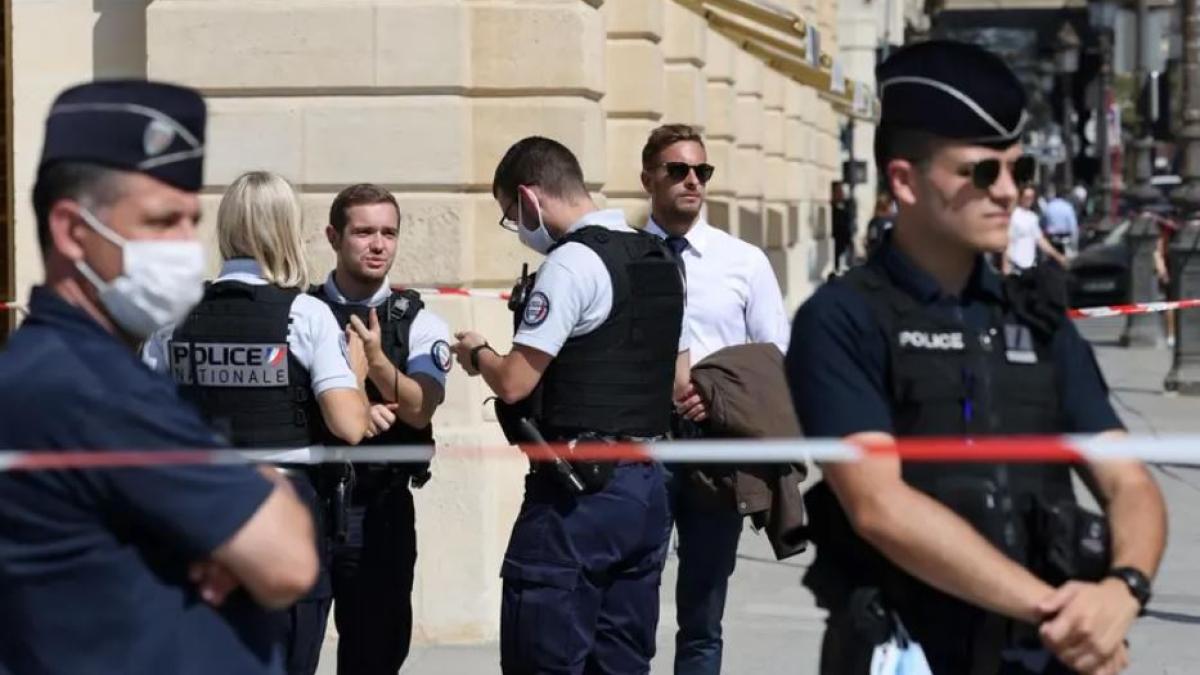 magazin-chanel-din-paris--tinta-unui-jaf-spectaculos--hotii-au-fugit-cu-bunuri-de-milioane-de-euro