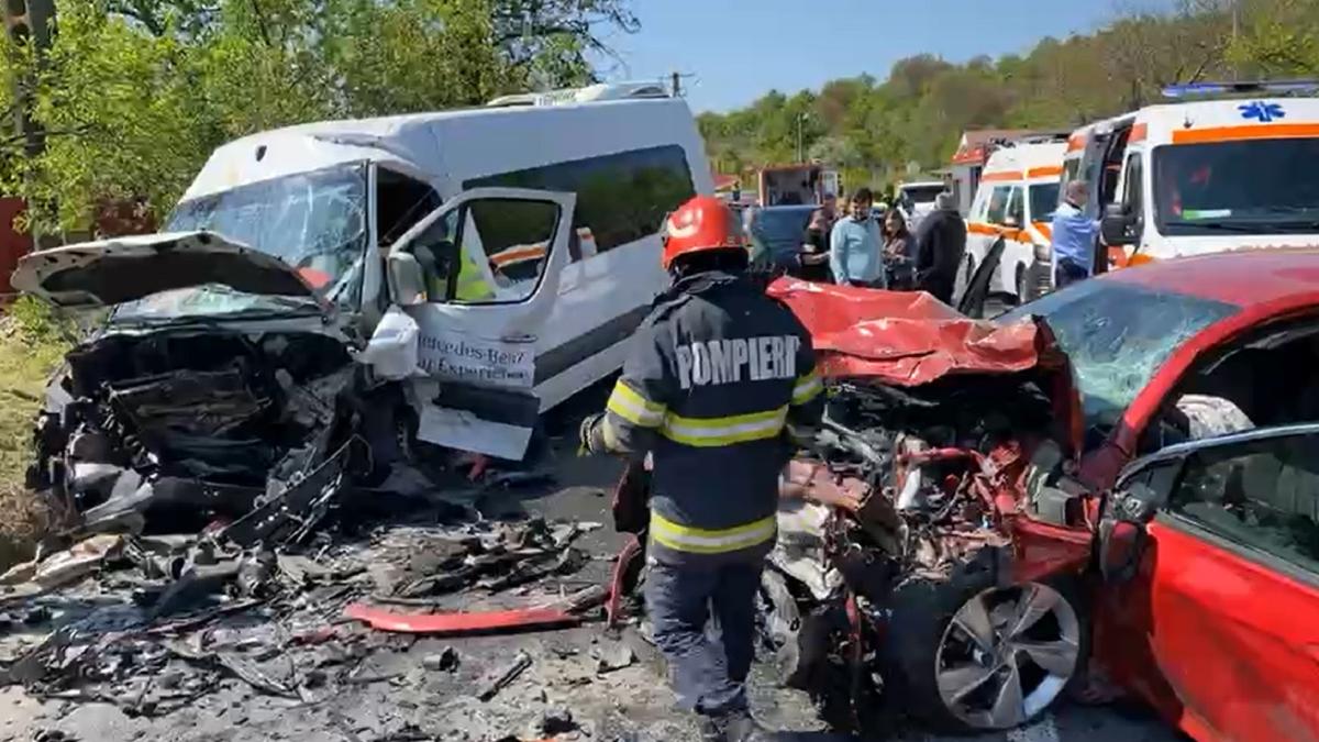 impact-frontal-intre-un-microbuz-cu-romani-si-un-autoturism--mai-multe-victime