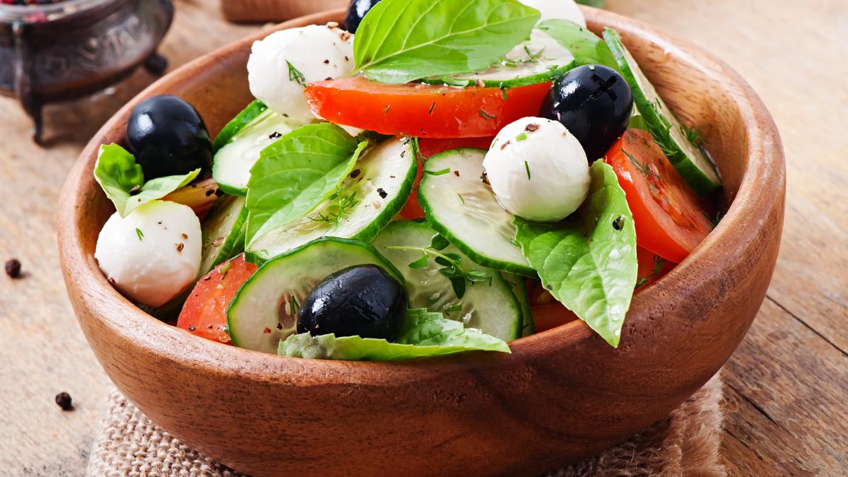 nu-stiam-ca-din-rosii--branza-si-masline-iese-asa-capodopera--o-sa-gatesti-salata-chiar-azi--rezultatul-e-de-milioane