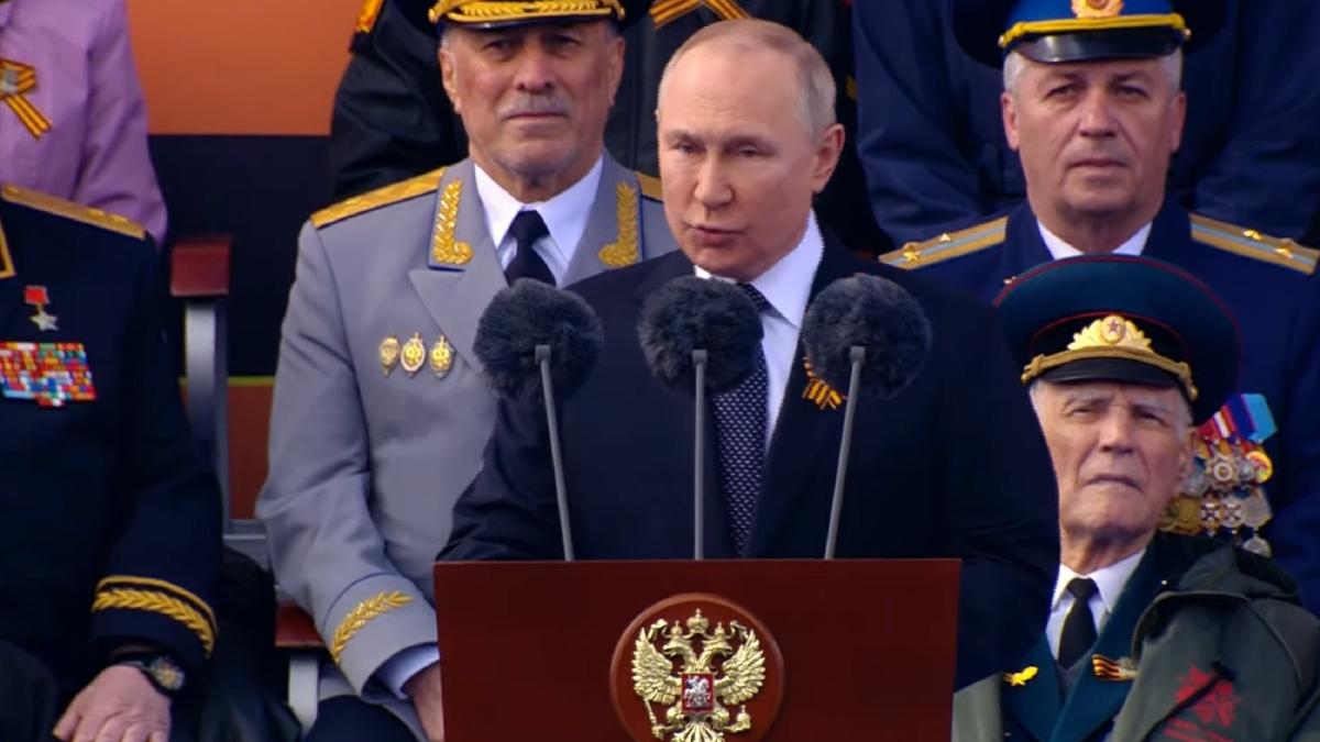 vladimir-putin--in-piata-rosie-luptati-pentru-patria-mama--pentru-viitorul-vostru