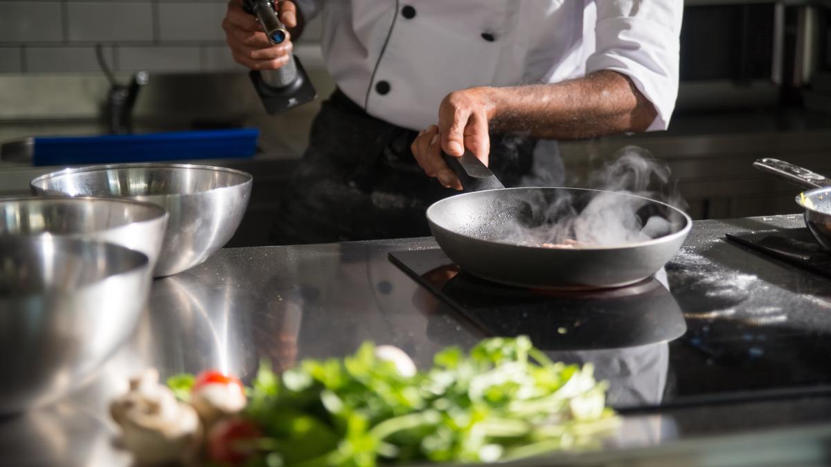 modul-fara-efort-al-bunicii-de-a-curata-o-tigaie-arsa--ai-nevoie-de-lipici--otet-si-sapun-de-rufe