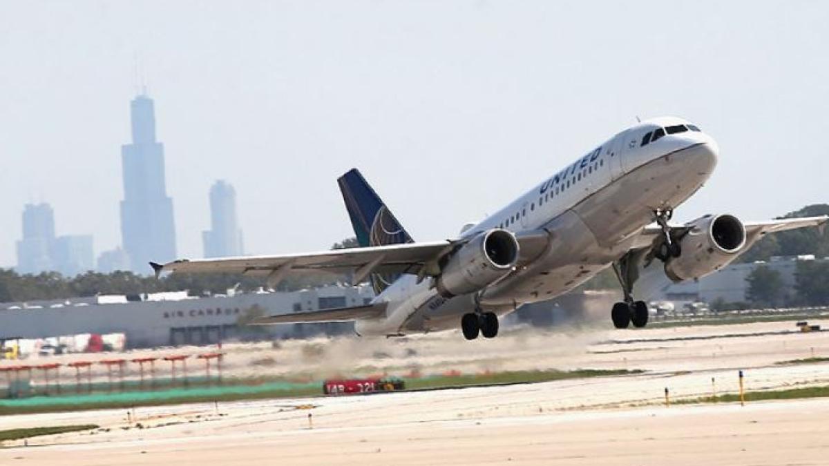 panica-in-avion--un-pasager-a-deschis-trapa-si-a-iesit-pe-aripa-aeronavei