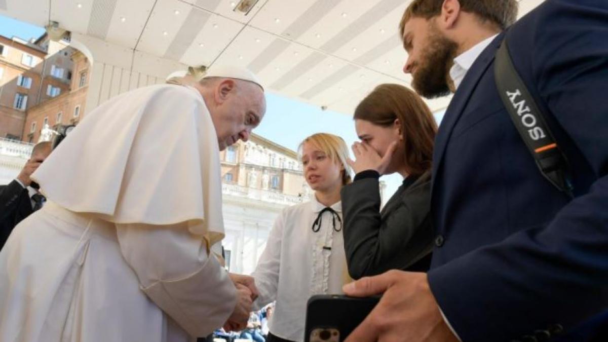 papa-francisc-s-a-intalnit-cu-sotiile-luptatorilor-regimentului-azov-de-la-uzina-azovstal--iulia-el-este-ultima-noastra-speranta