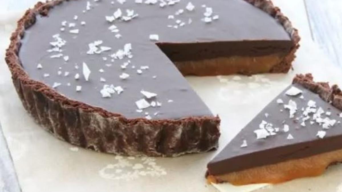 tarta-cu-ciocolata-cu-caramel-sarat--un-desert-cu-totul-special--apreciat-de-toti-iubitorii-de-dulce