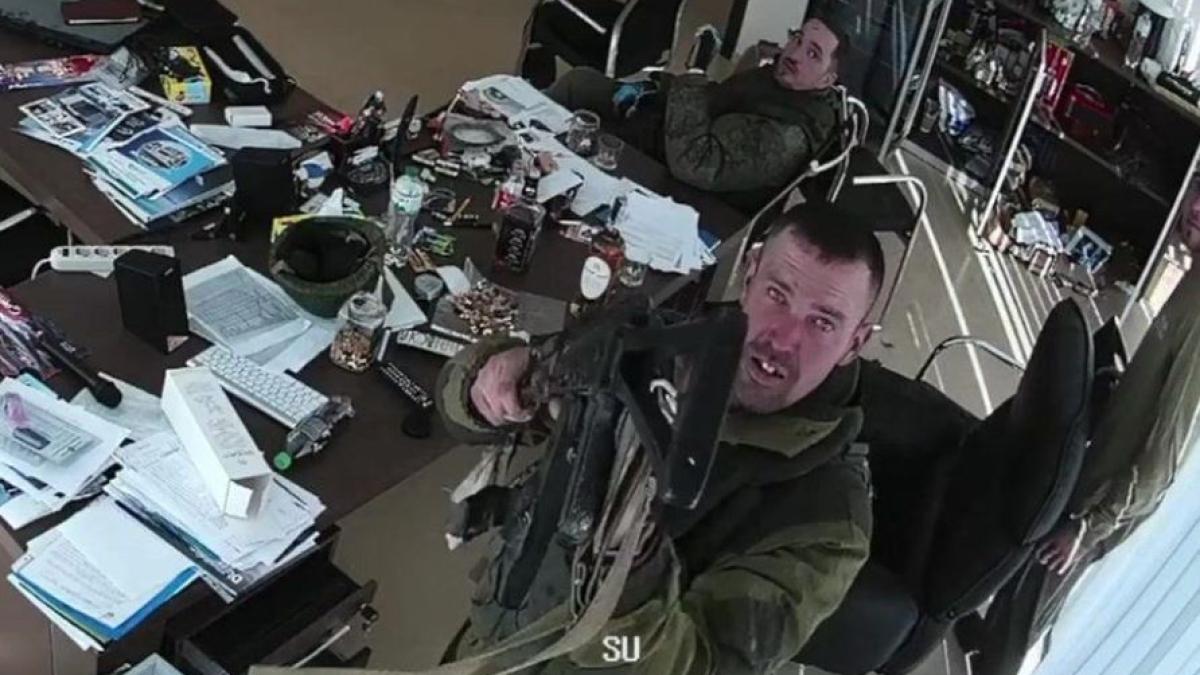 doi-civili-ucraineni-neinarmati--impuscati-de-soldati-rusi--momentul--surprins-de-camerele-de-supraveghereprc-c2prc-a0