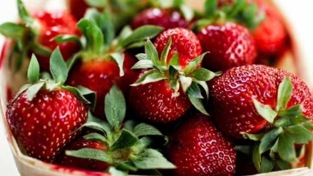 tineti-capsunele-in-apa-sarata-inainte-de-a-le-consuma--un-truc-care-te-scapa-de-multe-surprizele-neplacute