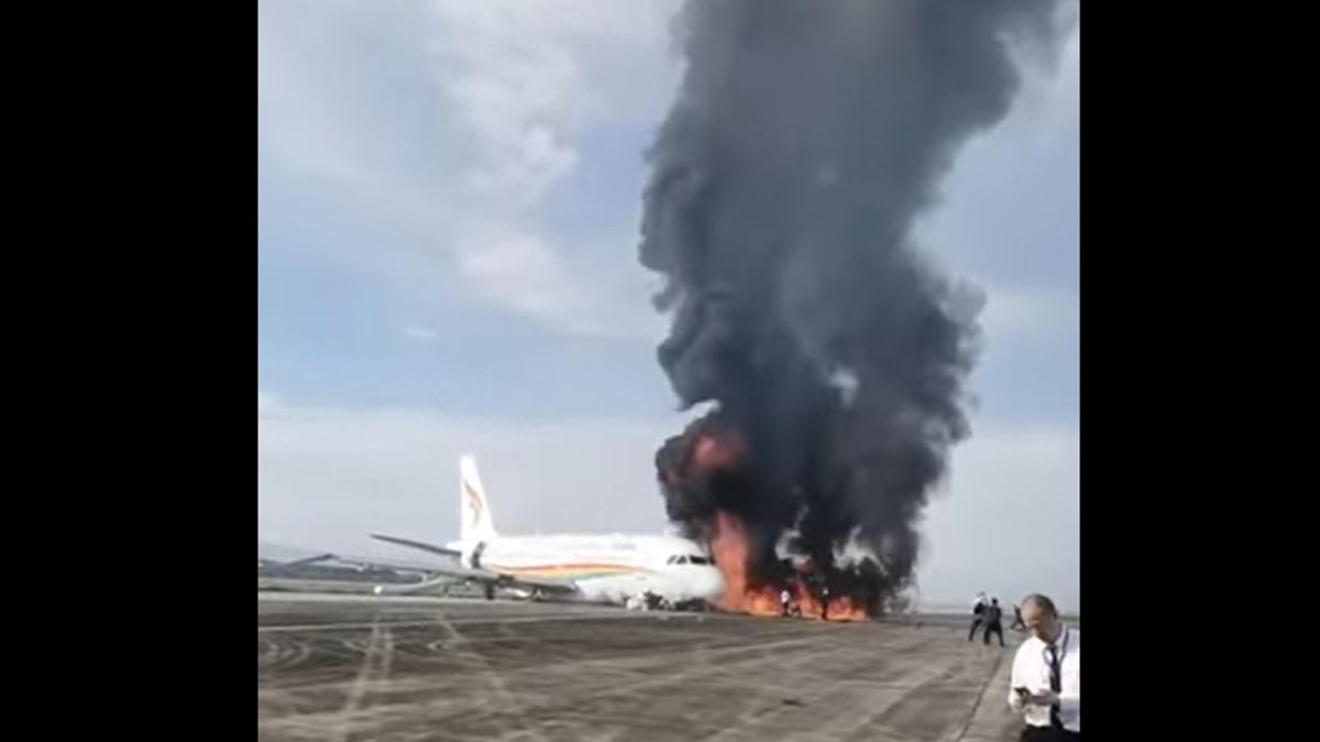 un-avion-a-luat-foc-dupa-ce-a-iesit-de-pe-pista