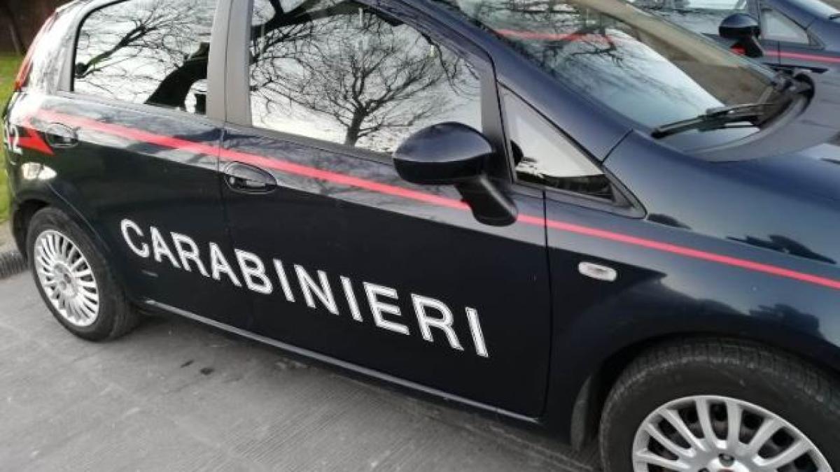 italia--doua-romance-au-dat-iama-in-rafurile-cu-parfumuri-scumpe---prada-de-peste-1000-de-euro