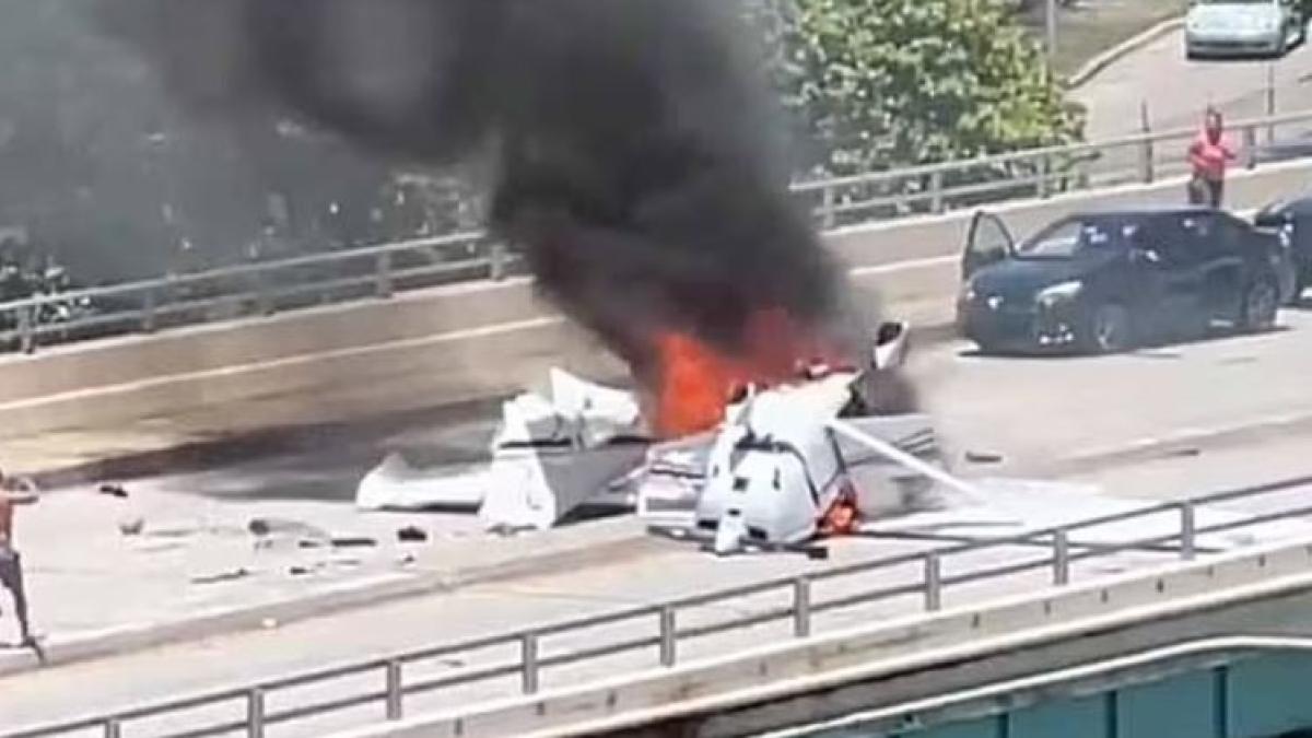 un-avion-de-mici-dimensiuni-s-a-prabusit-peste-o-masina--pe-un-pod--doua-persoane--grav-ranite