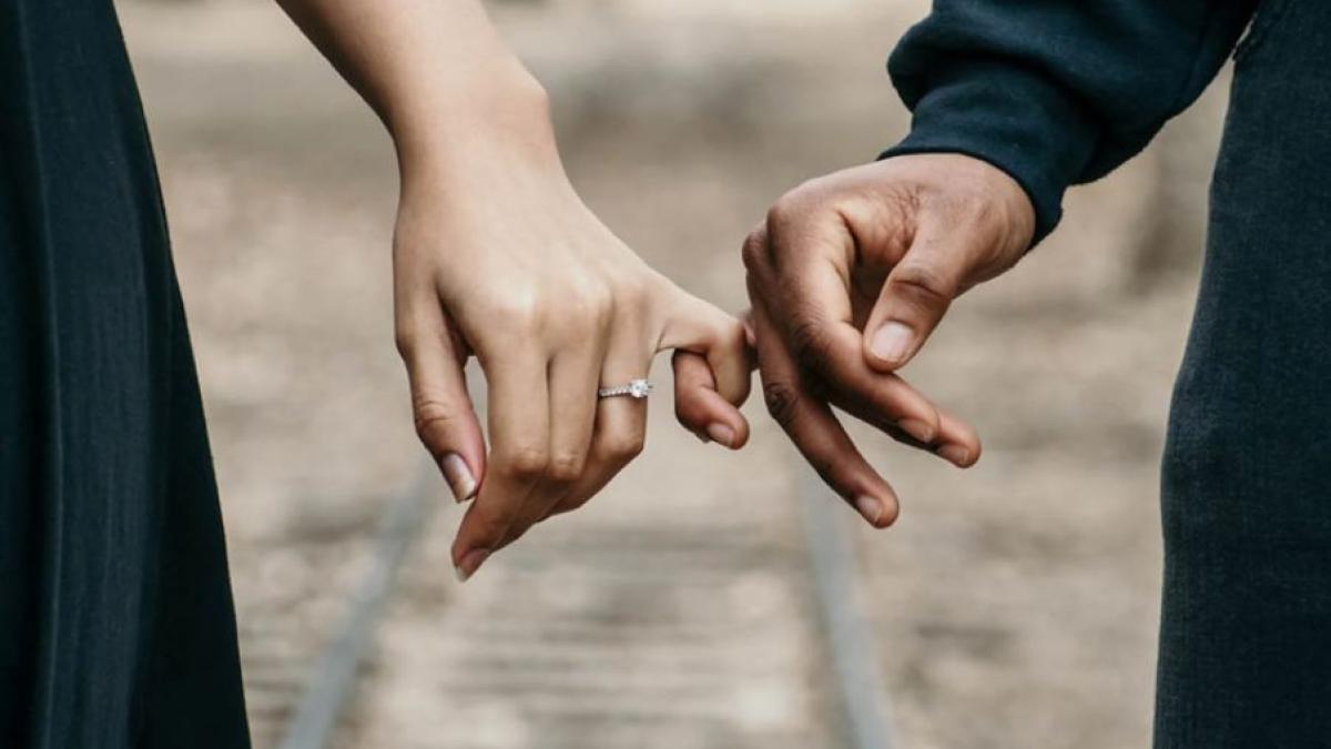 zeci-de-cupluri--retinute--pentru-ca-s-au-tinut-de-mani-in-public--orasul--in-care-esti-pedepsit-pentru-prc-e2prc-80prc-9eincalcarea-normele-traditionaleprc-e2prc-80prc-9d