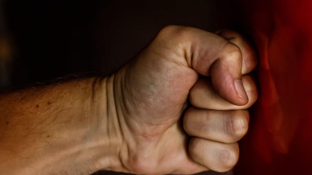 italia--romanca--batuta-de-iubitul-gelos--barbatul-i-a-spart-telefonul-ca-sa-nu-vorbeasca-cu-prietenii