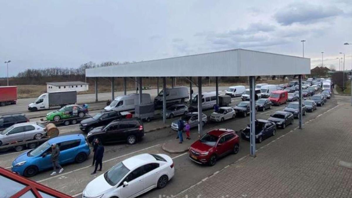 un-autocar--care-se-intorcea-din-turcia--oprit-la-intrarea-in-tara--un-pasager--dat-jos-cu-tot-cu-bagaje