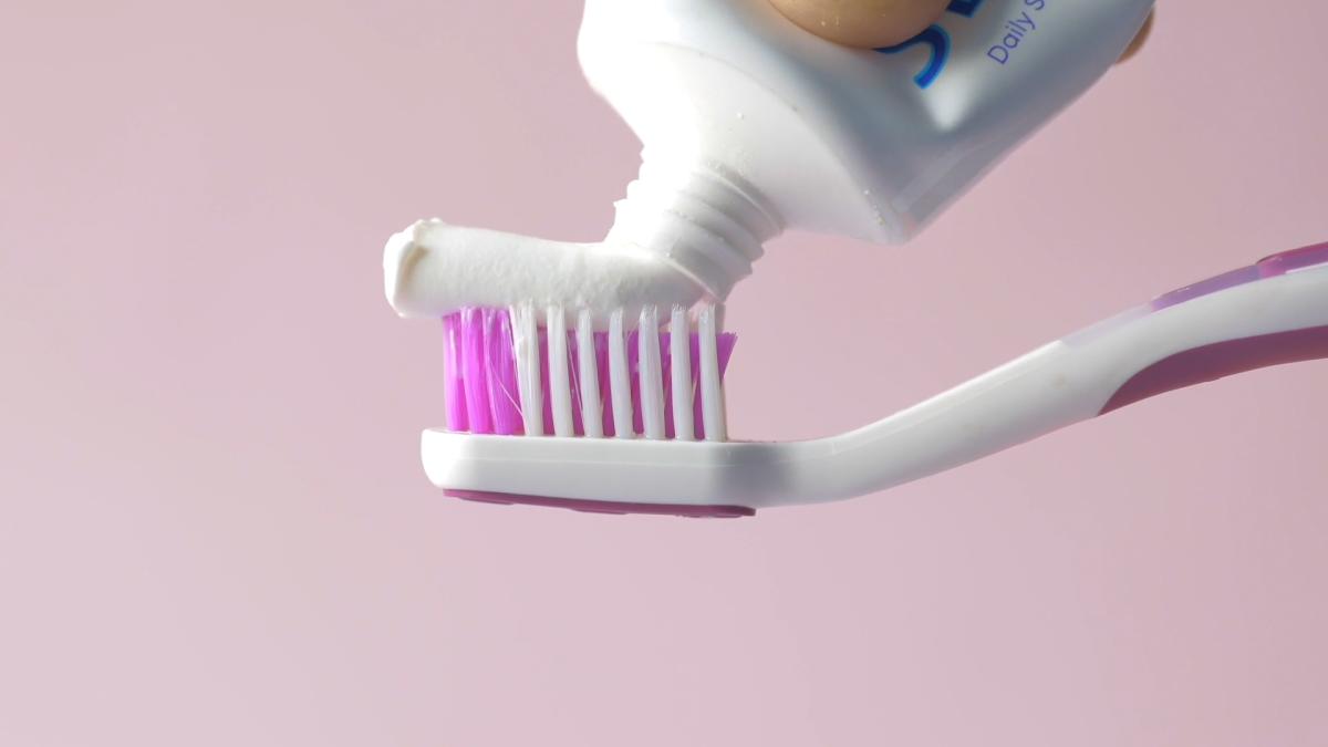 tine-mereu-la-indemana-un-tub-cu-pasta-de-dinti-in-bucatarie--iti-vei-multumi-mai-tarziu-trucuri-cu-un-efect-neasteptat