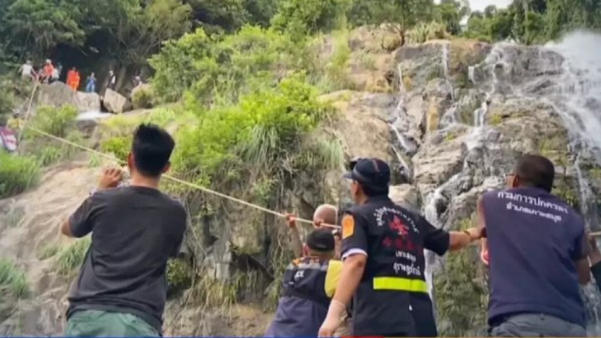 thailanda-turista-romanca-moarta-cascada