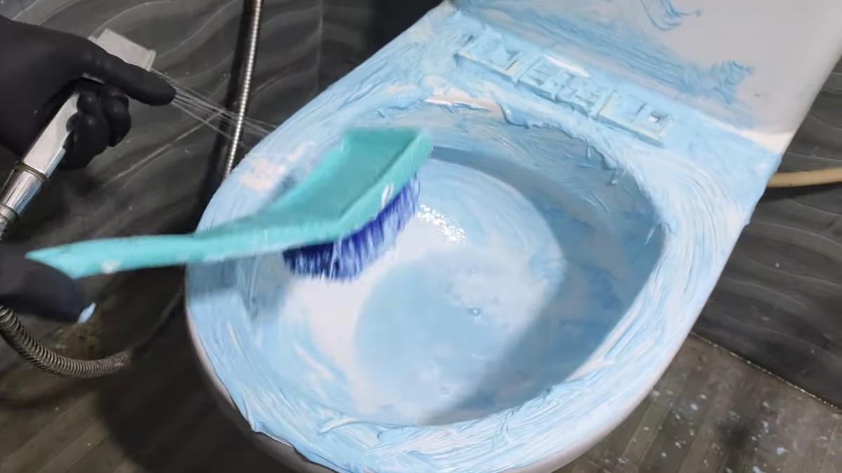 cum-sa-cureti-eficient-toaleta-de-placa--piatra-si-rugina---trucuri-eficiente-si-neasteptate-mustarul-este-unul-dintre-inamicii-numarul-1