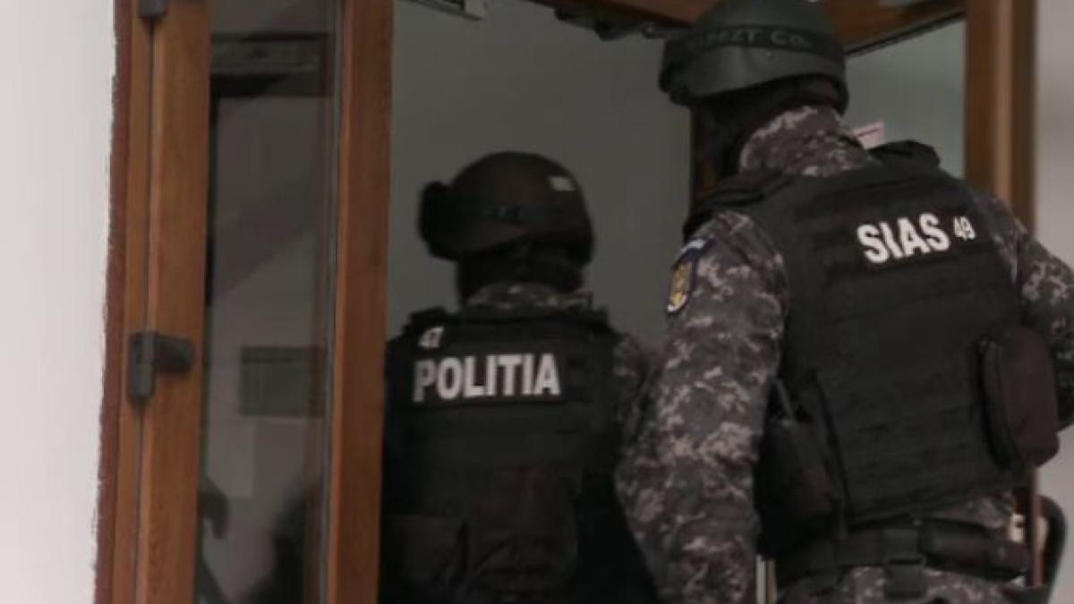 zeci-de-romani-si-au-cumparat-arme-din-ungaria--pistoale--munitie-si-articole-pirotehnice--confiscate-in-urma-perchezitiilor-de-amploare