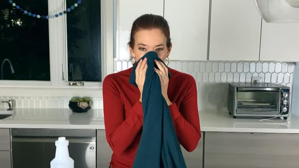 scapa-hainele-de-mirosuri-neplacute--fara-sa-le-speli-trucuri-ieftine-si-la-indemana--care-iti-vor-usura-viata