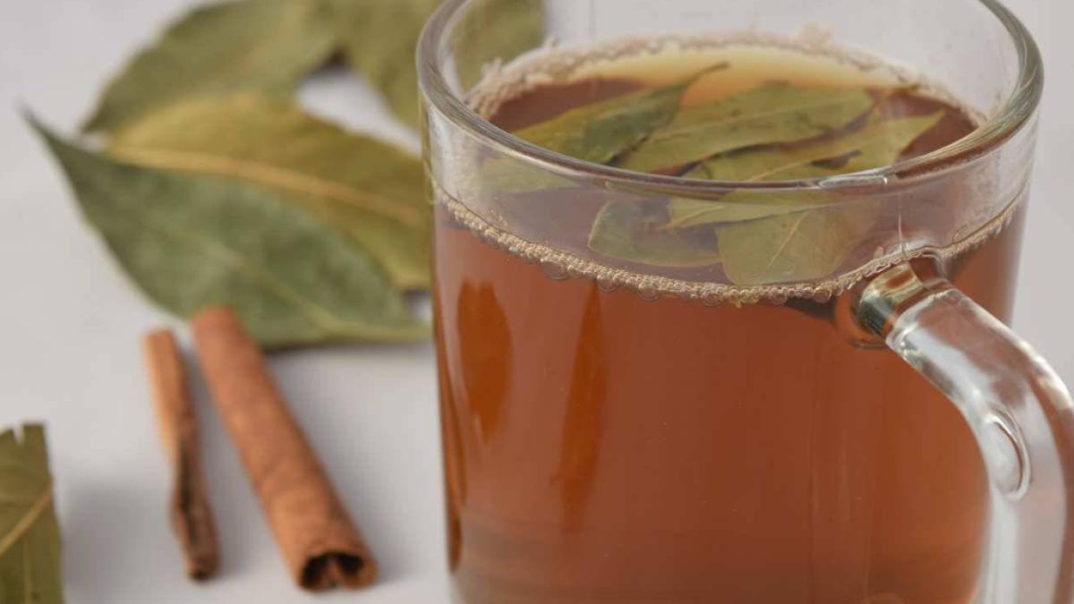 amesteca-foi-de-dafin-cu-scortisoara-si-toarna-apa-fierbinte--ceaiul-minune--care-dezumfla-burta-si-accelereaza-metabolismul