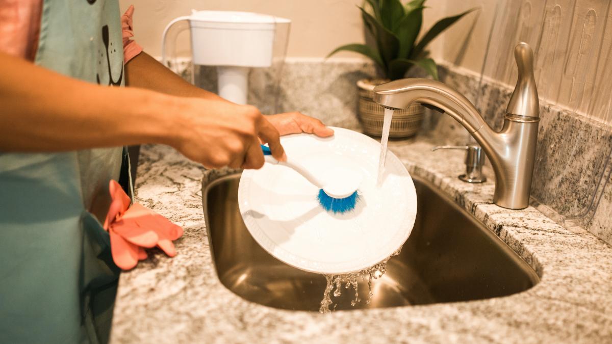 spala-cu-usurinta-vasele-murdare-de-grasime--chiar-si-in-apa-rece-cele-mai-bune-solutii-si-metode--la-indemana-pe-timp-de-vara