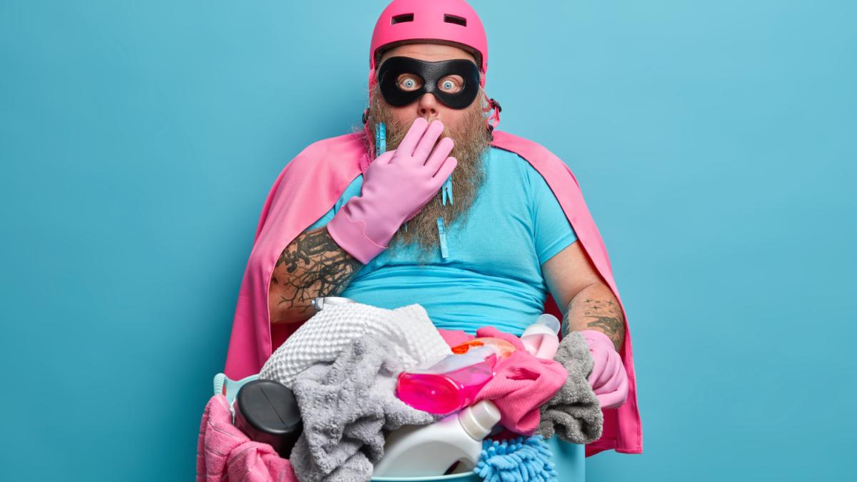 cele-mai-neobisnuite-moduri-de-a-scoate-petele-pe-haine--fara-apa-tine-un-tub-de-spuma-de-ras-si-uscatorul-de-par-la-indemana