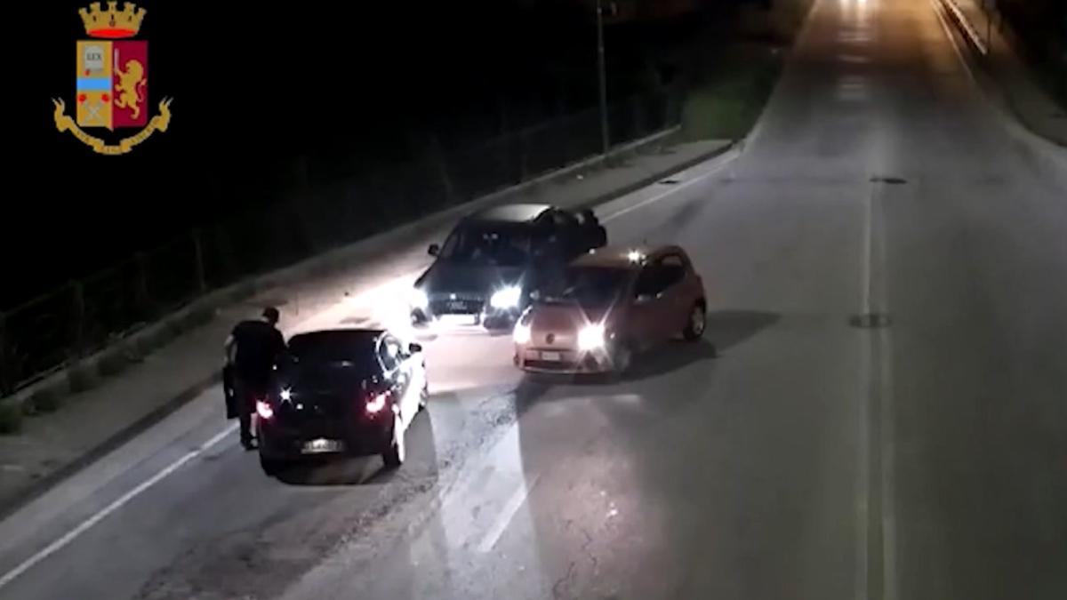 italia--fotbalist-roman--blocat-pe-strada--fortat-sa-se-dezbrace-si-atacat-de-fanii-echipei-la-care-joaca---video