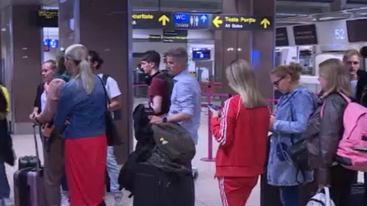 haos-pe-otopeni--dupa-ce-cateva-zboruri-au-fost-anulate--unii-romani-au-asteptat-si-24-de-ore-nu-au-avioane--le-au-oprit-in-italia