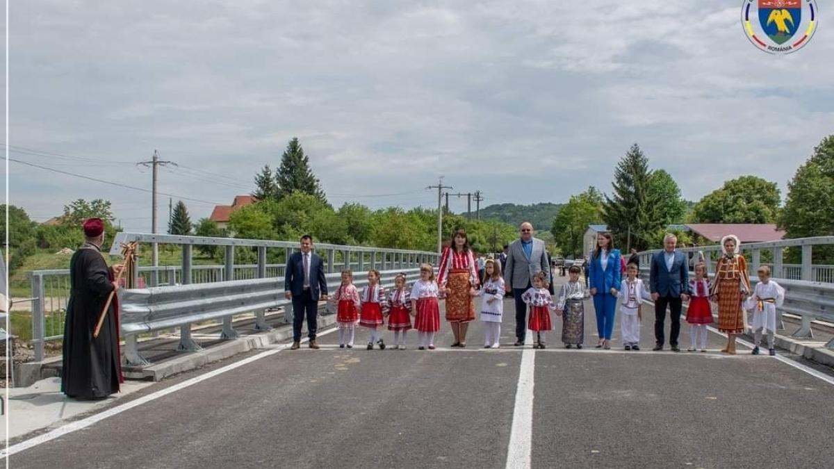 copii-costume-populare-pod-mihaesti